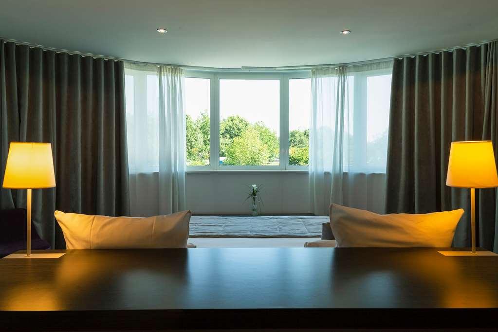 The Originals Boutique Hotel Restaurant Saint James, Монтегю Ресторан фото